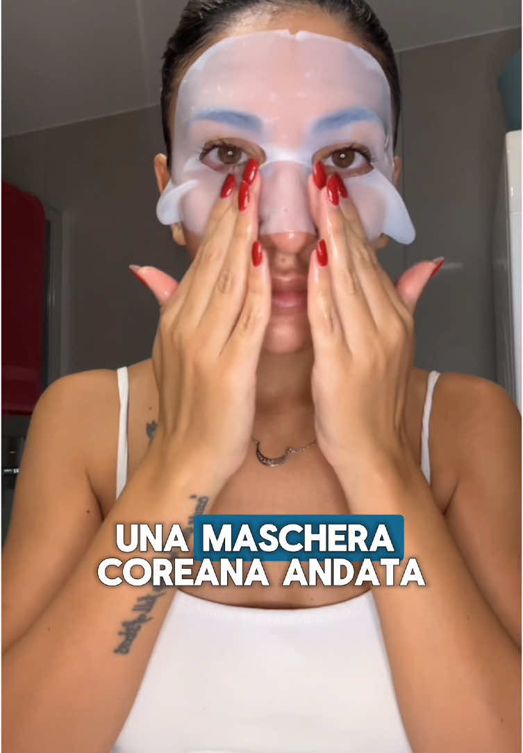 Noi l’abbiamo AMATAAAA! 🏆  La sensazione che avrai una volta rimossa è quella di una pelle “piena”, compatta e idratata come non mai. 💎Più uniforme. 💫Più radiosa. Ti consigliamo di usarla dopo aver fatto un bel trattamento viso professionale, come un peeling chimico, e soprattutto di farla sul viso pulito, per aumentare i benefici.  L’hau mai provata tu?😍   #skincarecoreano #skincare #kbeauty #kbeautyskincare #bellezza #beautyroutine #mascheraviso #glasskin #esteticaavanzata 