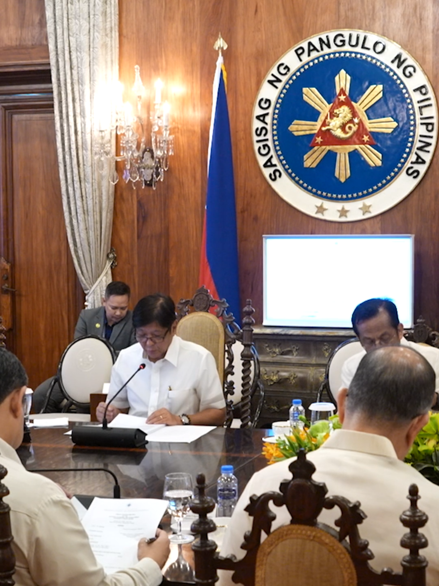 President Ferdinand R. Marcos Jr. meets with his Cabinet Secretaries for the 24th National Economic and Development Authority (NEDA) Board Meeting to discuss the Philippine Development Report (PDR) 2024 at the State Dining Room in Malacañan Palace on January 23, 2025. #pbbm #rtvm #tiktokphilippines