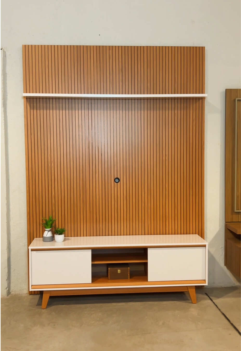 Composição Milo ✨ Composta por um painel em MDF frisado (baixo relevo), detalhes chanfrados na base e no tampo, portas deslizantes e pés usinados. Com dimensões de 1790mm de largura, 2445mm de altura e 400mm de profundidade, ela suporta TVs de até 65 polegadas. Entre em contato e confira as cores disponíveis! 💙