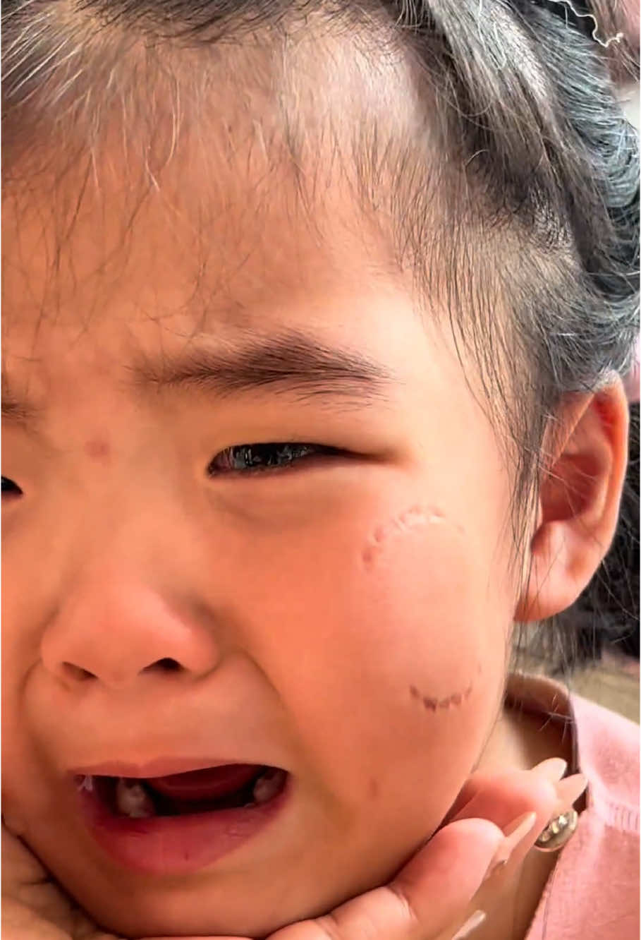 Tình chị em chắc có bền lâu 😭 #viabexinhyeu #nhavia2vach #babycutevideos #nhaviabeyeu 