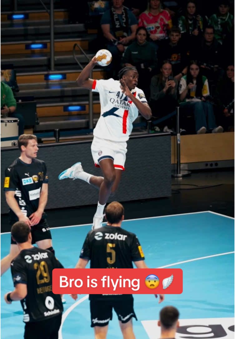 Bro froze in the air 🪽🫣 #psg #handball #håndbold #ehfcl #clm 