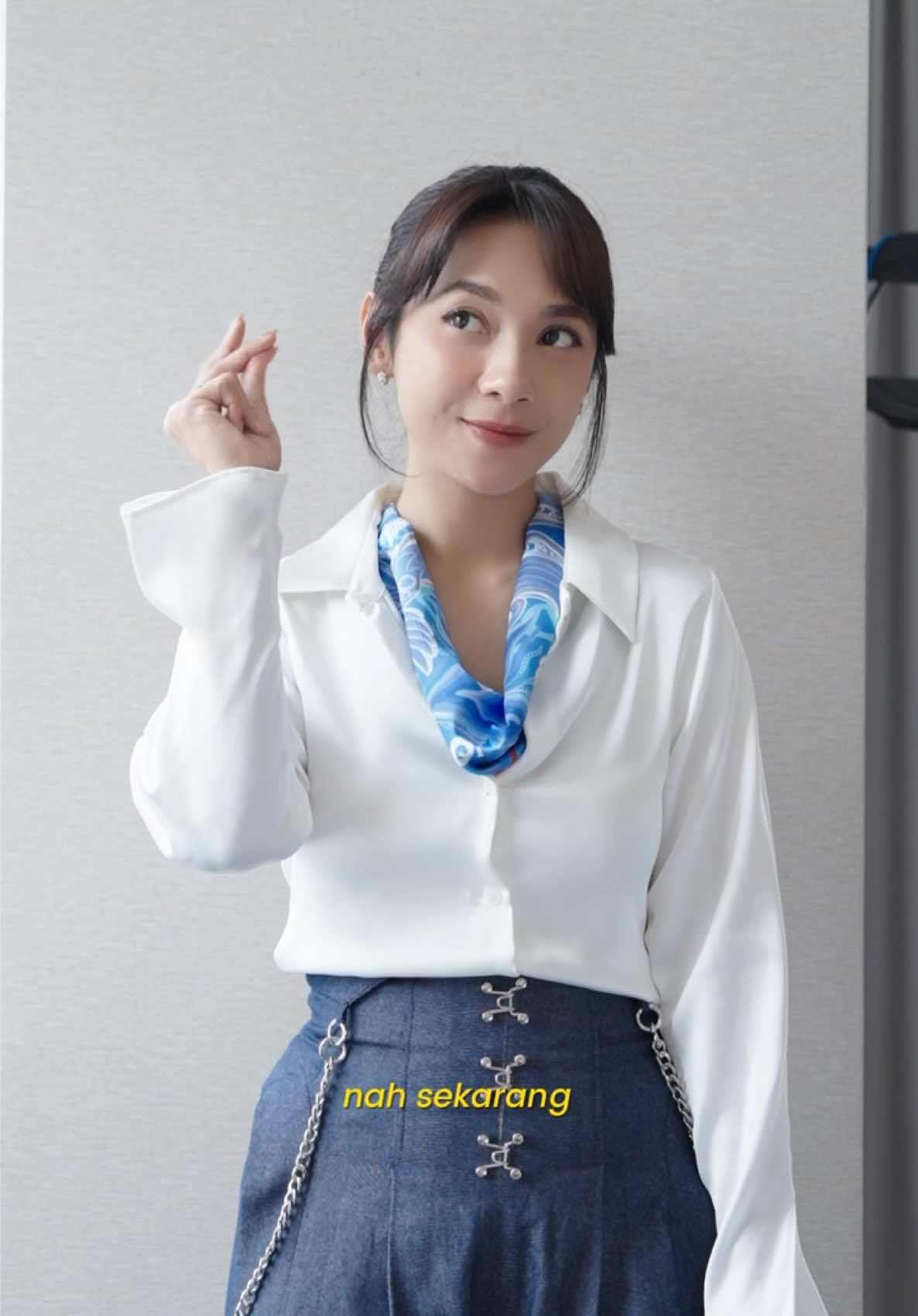 Yeayyy akhirnya konten #GRWM lagiii😍  By the way, kali ini aku pair outfitku sama scarf wastra karya @bahar_artz, pemenang lomba design bareng OREO.  Secantik ituuu ya kannn 💙  Jangan lupa Beli OREO dan Scan QR Code di Kemasan ya untuk dapet Hadiah ShopeePay Rp 5.000 tanpa diundi!   #BatikBarengOreo #KreasiBatikBarengOreo