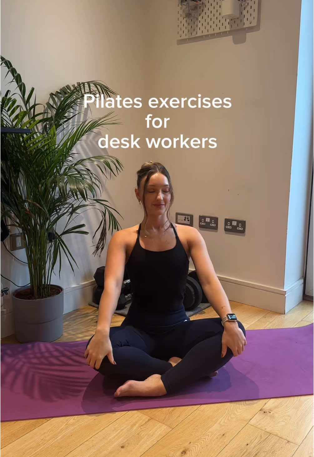 Pilates exercises for desk workers👩‍💼🏢📎🗄️💼 ✨ Spine stretch forward ✨ Seated spine twists ✨ Neck stretches ✨ Cat cow ✨ Pelvic tilts ✨ Shoulder bridges - singles, heel lifts double and alternating ✨ Swan dive ✨ High plank