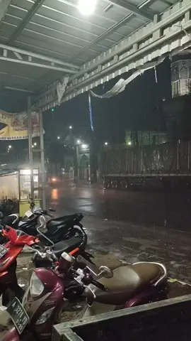 mentahan hujan malam teduh. #vibes #mentahan #rain #rainvibes #story #storywhatsapp #mentahanvideo #malam #hujan #perjalanan #hujan🌧️ #tenang #fyp #fypシ゚ #fypdong #berteduh🥀 