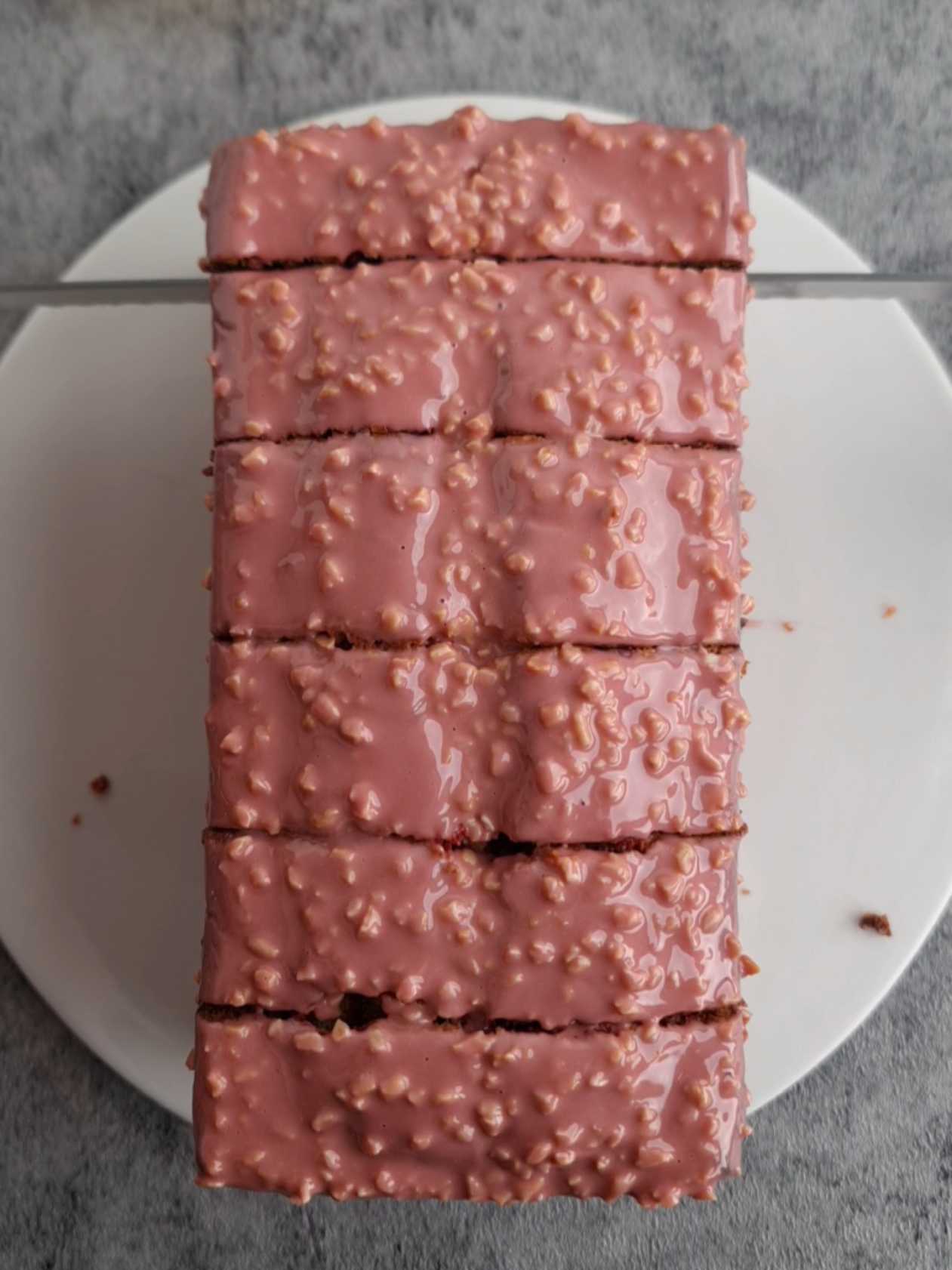 Cake citron 🍋  Ruby 4 œufs  150g de beurre fondu Zeste et jus d'un citron  150 g de sucre  150g de crème entière  220g de farine  20g de poudre de framboises  8 g de levure chimique  Mélanger le sucre avec les zestes, ajouter le jus de citron, incorporer la crème, les œufs et le beurre fondu  Ajouter la farine et la levure  Diviser la pâte en deux et ajouter la poudre de framboises  Cuisson 170ºC environ 1hr Glaçage : 100g de chocolat ruby  15g d'huile neutre  20g d'amandes  🇬🇧 Lemon Cake 🍋 Ruby 4 eggs 150g melted butter Zest and juice of one lemon 150g sugar 150g whole cream 220g flour 20g raspberry powder 8g baking powder Mix the sugar with the zest, add the lemon juice, incorporate the cream, eggs and melted butter Add the flour and baking powder Divide the dough in two and add the raspberry powder Cooking 170ºC about 1hr Icing: 100g ruby ​​chocolate 15g neutral oil 20g almonds
