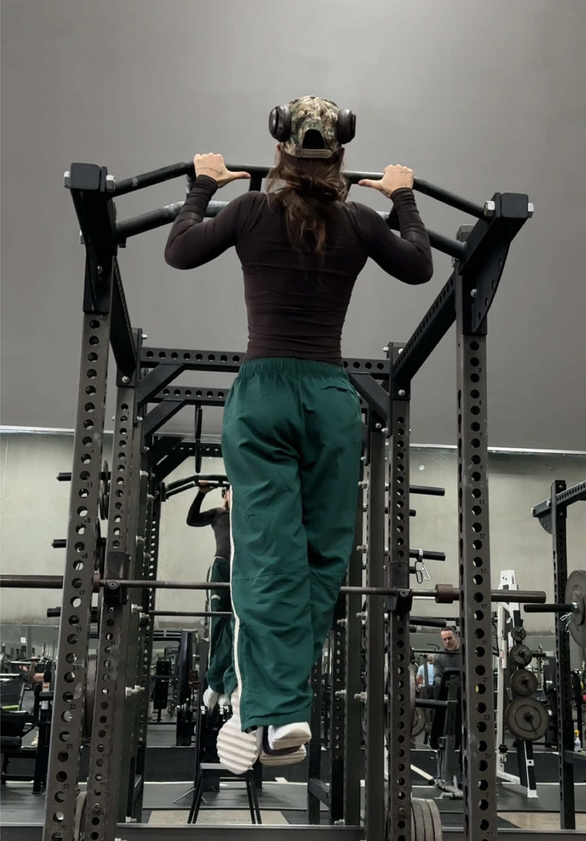 working on my pull-ups this year 🙌🏻 wearing @YOUNGLA pants size med 👖👖🥸🥸