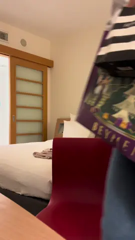 Kötü günlerde kafa dağıtmak için ben video izlerdim, iyi gelirdi. Umarım ben de sana bugün  iyi gelirim.  Videodaki herşeyi kendim aldım, markalar için ücretsiz #reklamm ama işbirliği vs yok #alışveriş #paket #giyim #çikolata 