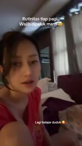 Morning darling🥰😍 Setiap bangun tidur, bayiku hobby menatapku super lama , dan sekarang usia 4 bulan udah bisa ngelus dan nyakar muka mboknya.. kadang sambil jambak🤣 itulah cara dia bangunin mboknya 🥹😅 It’soke gpp,yg penting adik happy 🥰😍 #bayilucu #bayigemes #baby #babycute #mother #motherhood #motherlife #mommy #mommylife #rutinitaspagi #fypシ #fyp #misspicnic 