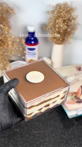 هادي احسن وصفة تع تيراميسو غادي تجربوها في حياتكم  سواء لدارك ولا بغيتي ديري بيها مشروع تجي بزاف بنينة 👌🤤 المقادير : - 3 صفار بيض - 90غ سكر  - 200غ ماسكربون  - 200غ كريمة سائلة 35%  - 50غ سكر مسحوق ( قلاصي )  - فانيلا