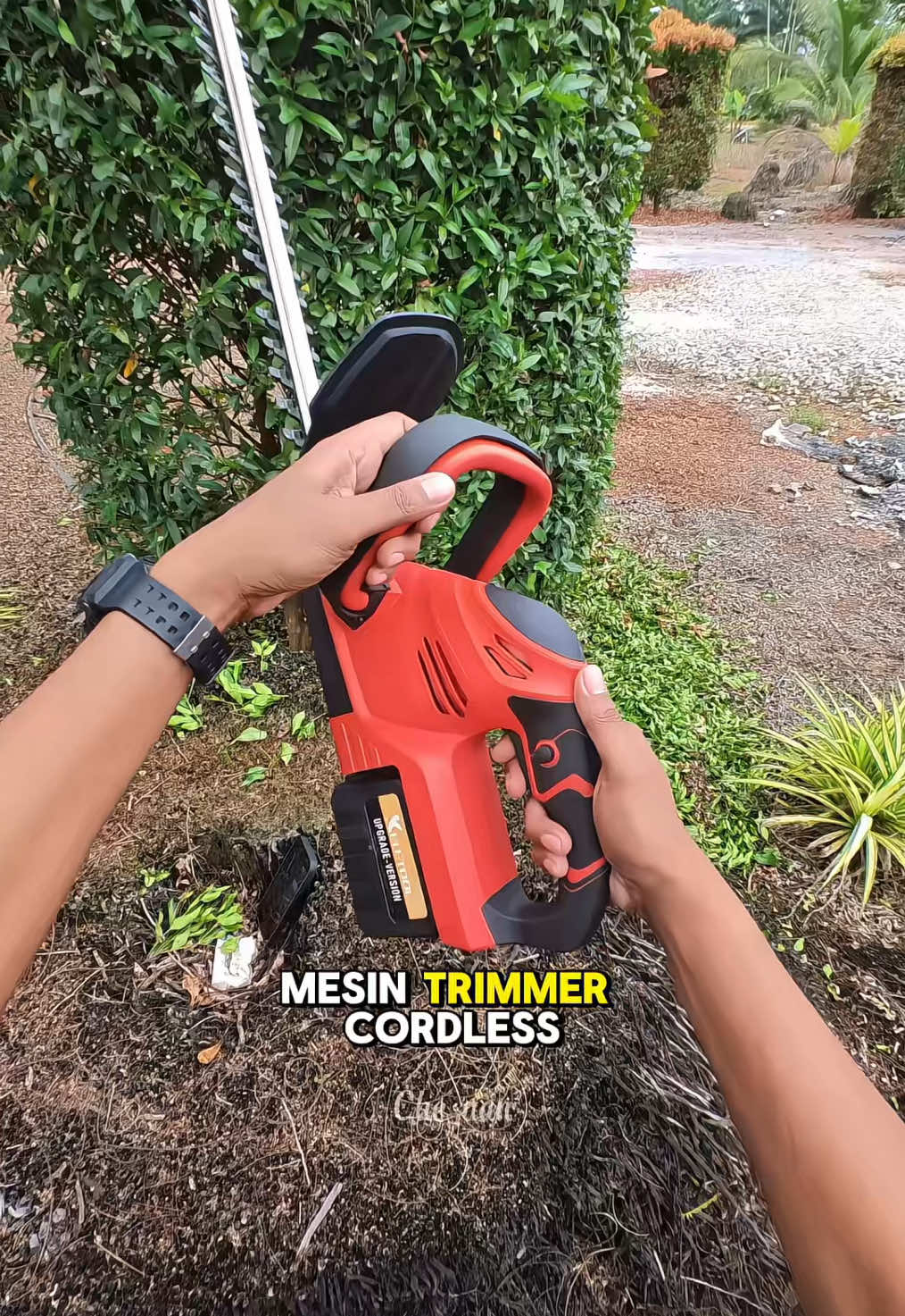22 inch cordless hedge trimmer. Mesin cantas pokok bunga. #hedgetrimmer #trimmer #mesintrimmer #gardentools #homeequipment #tools #toolstoday #goodthing 