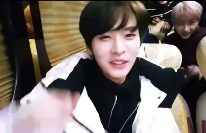 he hates it 🤣🤣🤣 you can see the moment of i dont get paid enough for this on his face 🤣🤣 #fyp #straykids #skz #leeknow #aegyo @straykids_japan @Stray Kids 