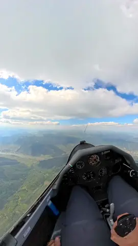 This is how glider’s cover long distances! ⛅️ Racing the cloudstreet ☁️🚀 . . . . . . . #segelflug #soaring #segelfliegen #gliding #glider #segelflugzeug #aviation #sailplane #gliderpilot #soobock #pilot #flying #planeur #globalgliding #avgeek #fly #aviationphotography #volavoile #fliegen #glidingpictures #pilotlife #aviationlovers #plane #aircraft #glidingzone #gliders #flugzeug #flugplatz #vueloavela #planador 