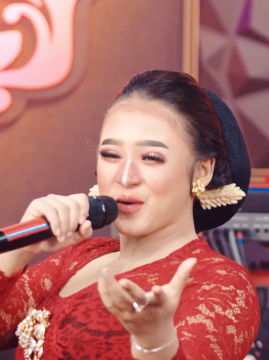 Coming Soon . . .  Jum'at, 24 Januari 2025 Pukul 13.00 WIB Ngertenono Ati - Niken Salindry @nikensalindryrealll  Stay Tuned On Youtube Channel Kembar Music Digital @kembarmusicdigital  . #nikensalindry #nikensalindryterbaru #nikensentertainment #nikensmusicdigital #sanidynusantara #sanidylampung #kembarmusicdigital
