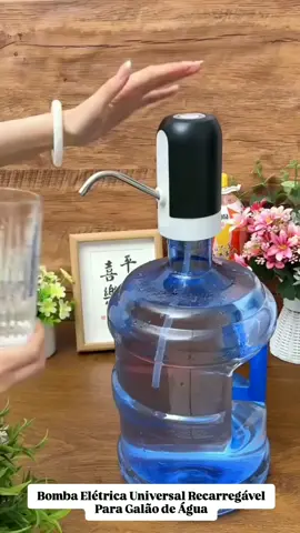 Bomba Elétrica Universal Recarregável para Galão de Água A bomba para galão de água elétrica recarregável é universal, que serve galões e garrafões de 5L, 10L, 20L e similares.  Um produto pequeno e de uso descomplicado, que tem como objetivo facilitar a sua vida e proporcionar saúde para seu dia a dia da mesma forma dos filtros tradicionais, porém de maneira ainda mais prática.  Recarregável com cabo USB e apenas um toque para pegar sua água de maneira prática e eficaz.  Características: -Bateria Duradoura: Carga 3 Horas.  -Carregamento simultâneo ao uso.  -Comporta galões de diferentes tamanhos.  -Tamanho: 13cm de comprimento e 5cm de largura. -Voltagem: Bivolt 110V - 220V Itens inclusos:  1 Bomba Elétrica; 1 Haste em Inox;  1 Cabo USB;  1 Mangueira de Silicone. 📍Anápolis - Goiás 🔛Compre Online: WhatsApp (62) 99414-0602. Enviamos para todo o Brasil. 🚚📦🇧🇷 #utilidadesdomesticas #utilidadepublica #bombaeletricadegalao #eletronicos 
