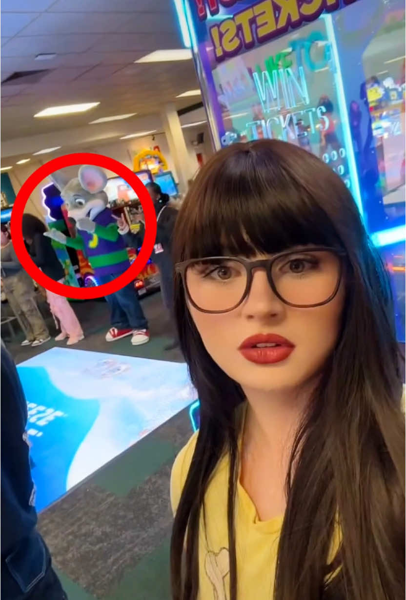 ENCONTRÉ el ATERRADOR CUARTO SECRETO del RATÓN de CHUCK E CHEESE!! 😱🐭😈