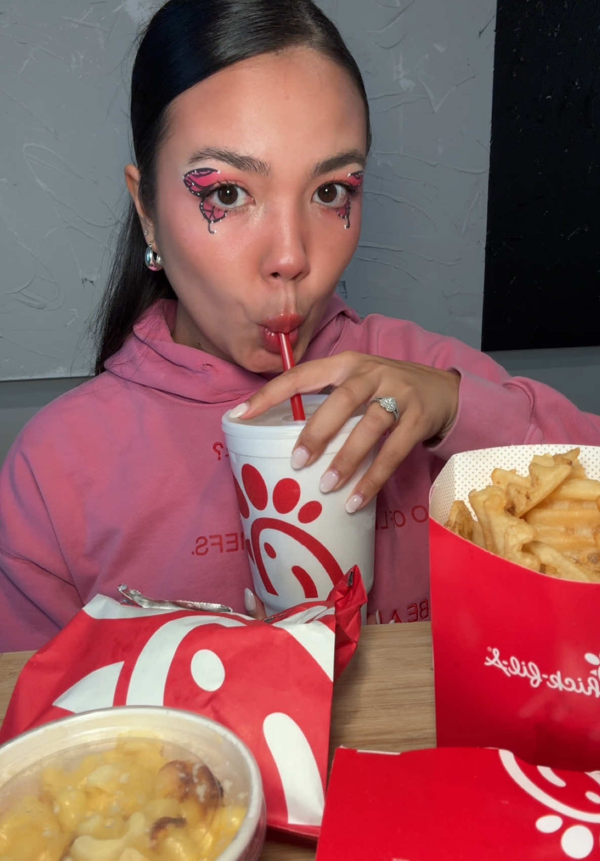 eat chick fil a with me! 😋🦋💕  #mukbang #mukbanger #Foodie #asmr #cleanmukbang #foodsounds #foodtiktok #eatingsounds #mukbangtiktok #eatingvideo #mukbangtok #FoodTok #chickfila #chickfilahacks #chickfilasauce #chickfilamukbang 