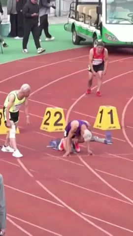71-year-old Jin Hui 🇨🇳 runs a 100m in 13.97s!! 🤯🫠 (via drmnews_)
