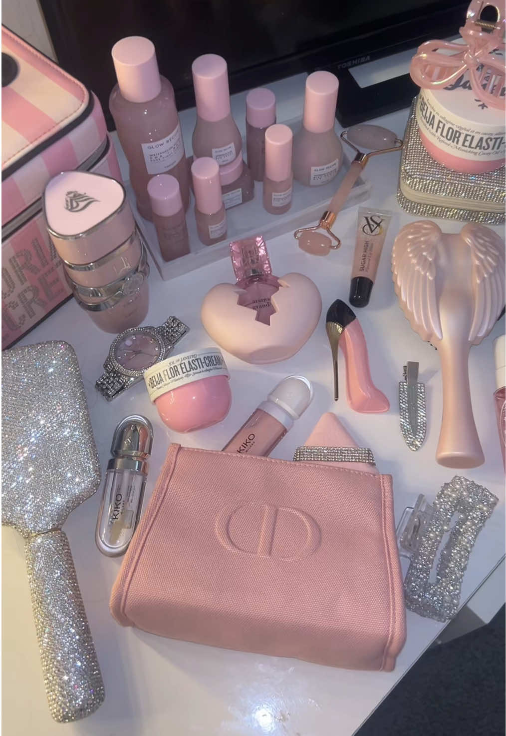 Being a girl🫦🎀 #glowrecipe #goodgirlblush #carolinaherrera #soldejaniero #kiko #yara #pink #pinkaesthetic #pinkvibes #girlythings #victoriassecret #girlygirlaesthetic #bedazzled #bling #pink #shein #temu #dior #diorbeauty 