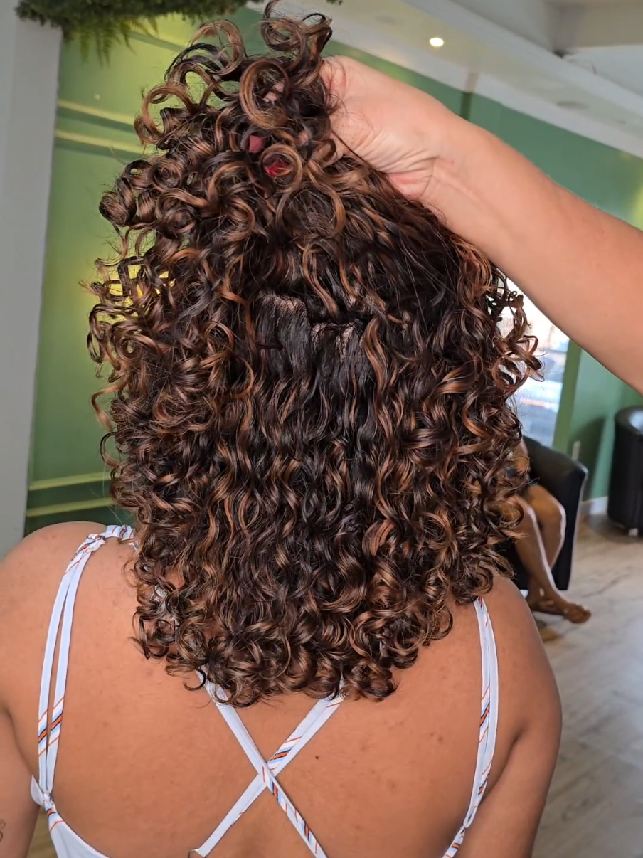 Respondendo a @daylijubs.oliv @Roni -mechas cabelo cacheados .   Me fala Qual e seu cabelo  sonhos? morena iluminada😍 #morenoiluminado #mechasiluminadas #cabelocacheado #cabelo #mechas #morenailuminada #hair #cacheadas 
