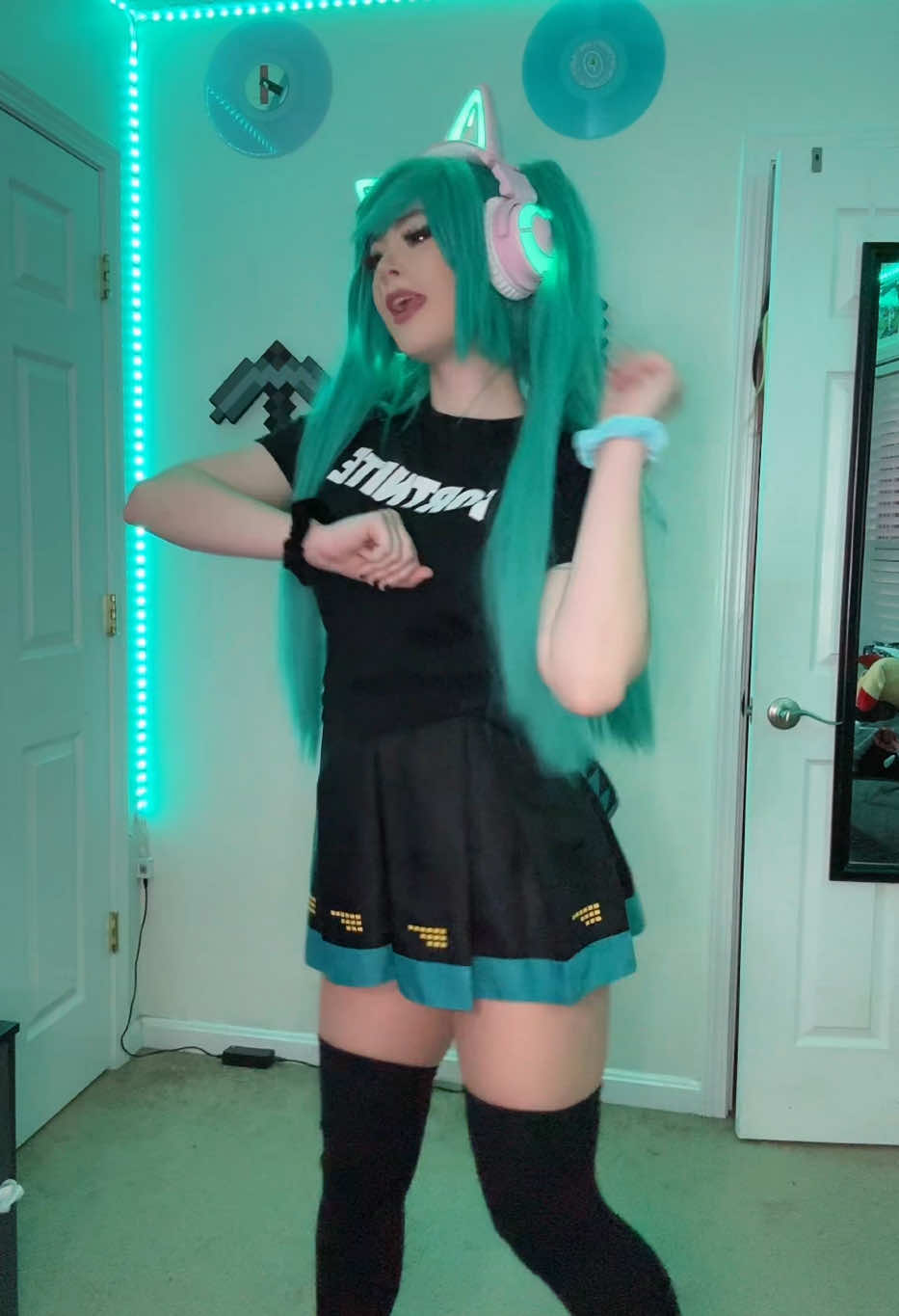 miku after that victory royale 😼 #hatsunemiku #miku #mikucosplay #fortnite #fortnitedance #fyp 