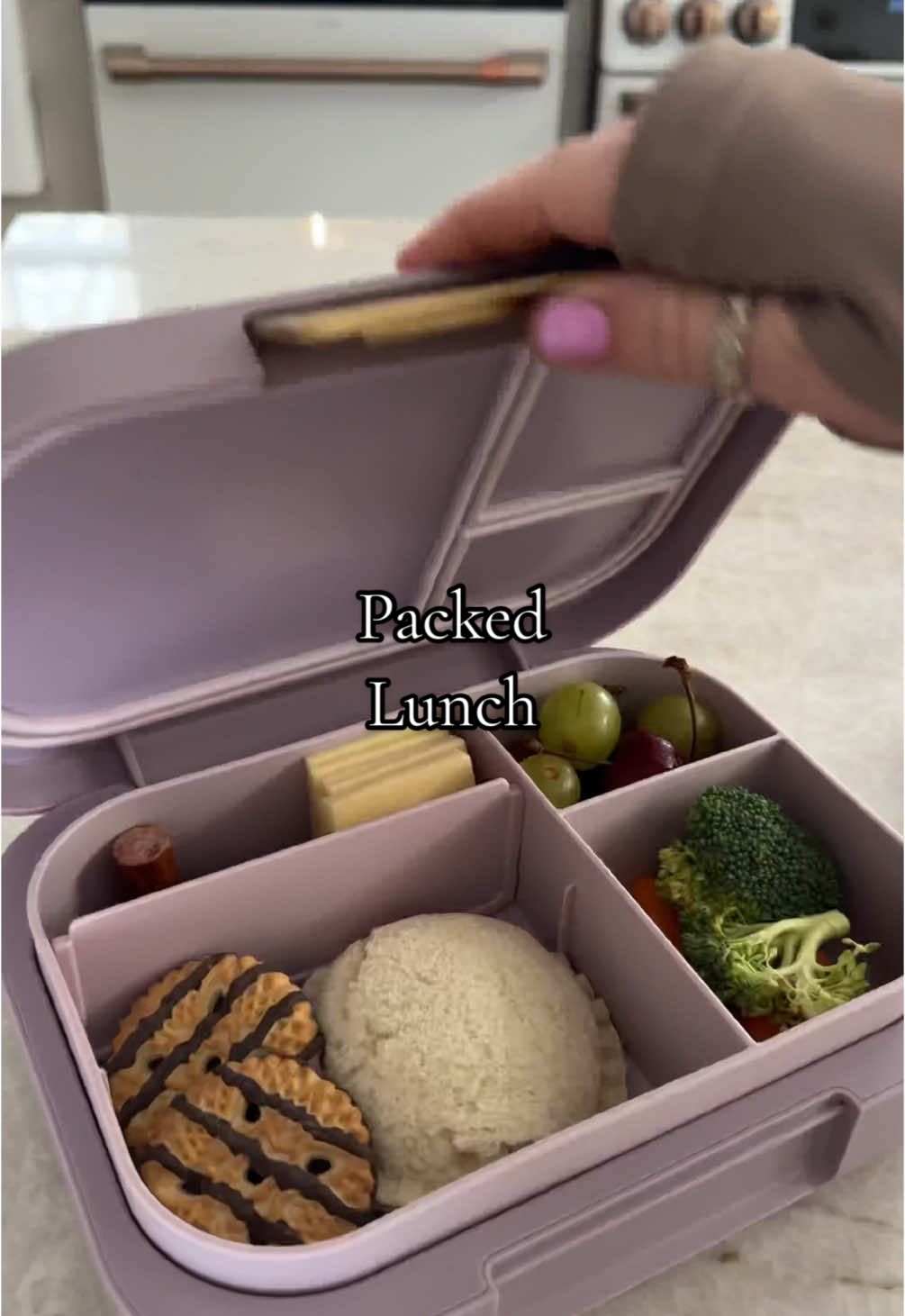 Pack some lunch with me 🤍🤍 between the holiday and cold weather we’ve had only one day of school this week 😅 #packedlunch #lunch #lunchtime #lunchboxideas #asmr #asmrsounds #momlife 