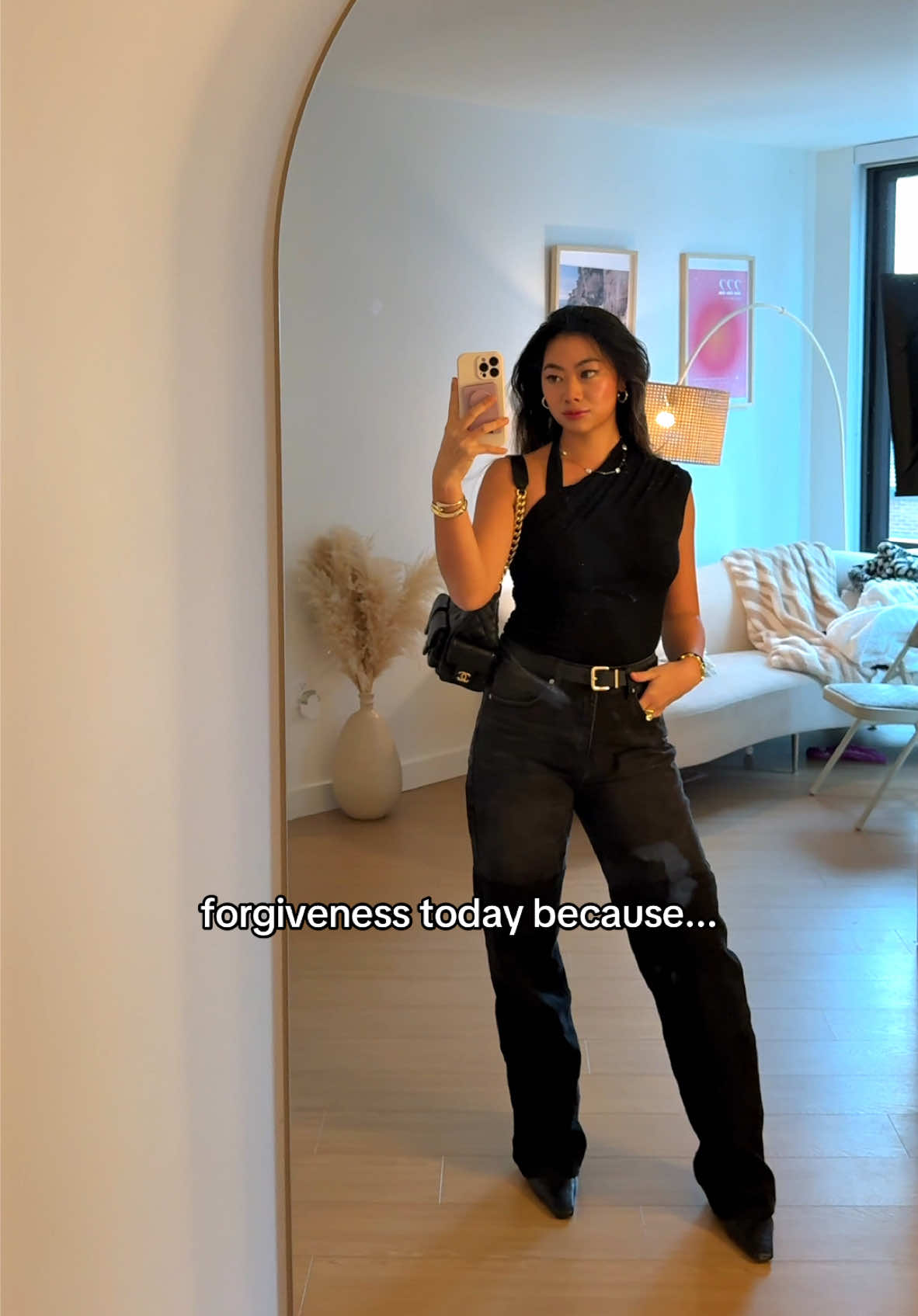 BEGGING MY TEENAGE NAIL GIRL BECAUSE….😭🙏🏻🤫 Ahhhhh!!! Back with the nails around the world series: home edition NYC!!!! HAHHA  🚕✈️😍 what do you guys think of the set! #nail #nails #nailsofinstagram #nyc #newyorkcity #newyork 