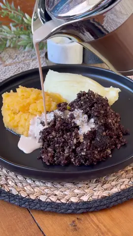 WHISKY SAUCE You can click the link in my bio 🔗 and this will take you to recent recipes on my website!  Or just Google ‘laurenscravings’, click on my website and search the name of the recipe from the homepage.  I am stereotypically Scottish when it comes to my food tastes; I adore haggis!  So any excuse I have to put it on the menu – it’s there! And Robert Burns Day on 25th January is the perfect excuse.  Are you whisky sauce or peppercorn sauce? Scottish | Scottish Food | Scotland | Dinner | Meal Ideas | Whisky | Burns Night  #haggis #whisky #burnsnight #burnsday #robertburns #haggisneepsandtatties