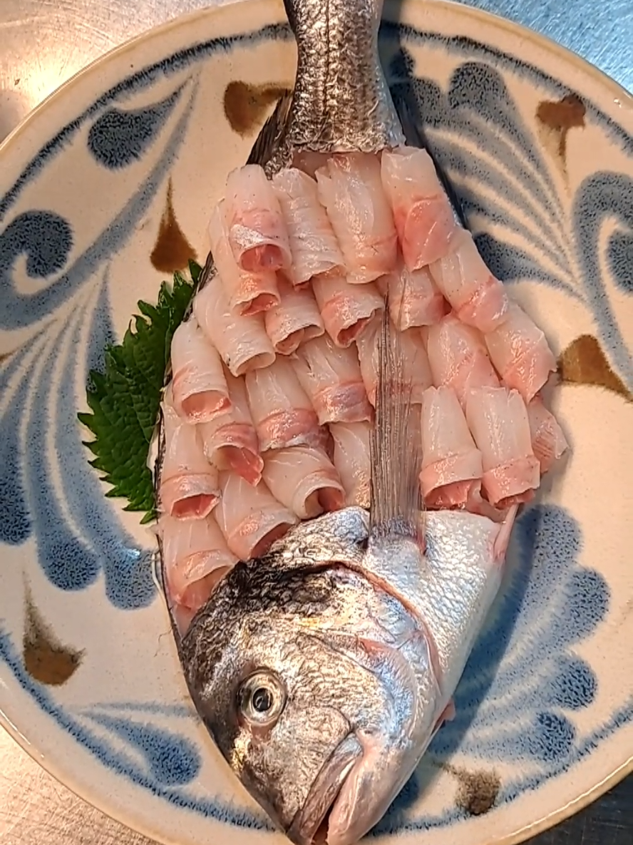 TAI SUGATA ZUKURI 🐟🐟🐟                         Sugata-zukuri  que significa representación de cuerpo entero, consiste en cortar el pescado en trozos más pequeños y recrear la forma y figura del pescado original. Es un proceso que requiere mucho trabajo y, por lo general, se sirve solo en ocasiones especiales.#surycooks #sugatazukuri #sashimi #japanesefood #foodporn #foodies 