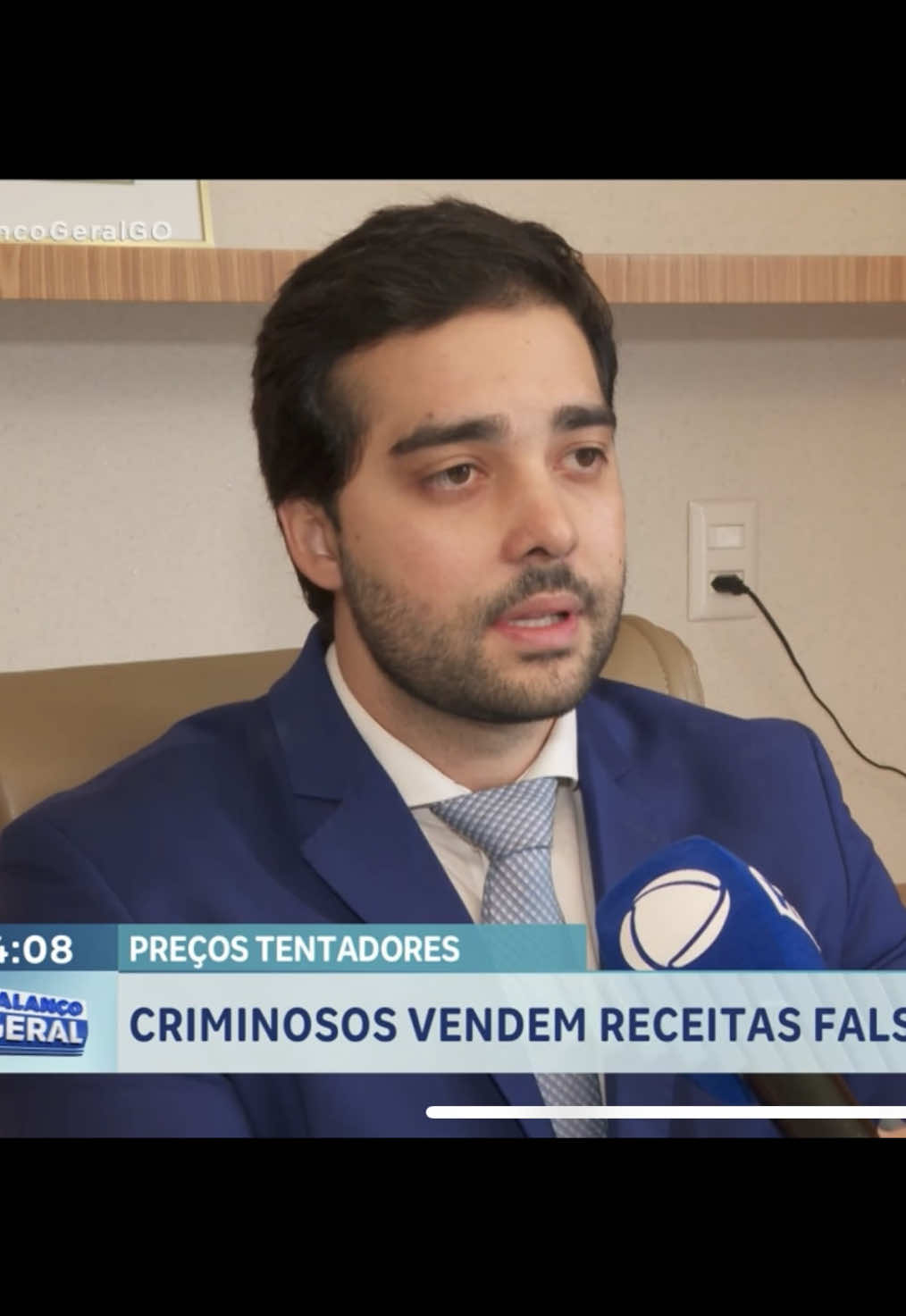 Na última quinta-feira, dia 16/01/2025, dei entrevista para a @recordgoias sobre os aspectos jurídicos sobre emissões e usos de receitas controladas falsas. Não apenas quem falsifica a receita, mas também quem as utiliza comete crime que pode gerar até 5 anos de prisão. Fica sempre a dica: não use medicamentos sem a prescrição médica. Não arrisque sua saúde! Procure um profissional devidamente inscrito no CRM de seu Estado e procure suas credenciais, como RQE do médico no site do @medicina_cfm  #reportagem #record #recordgoias #entrevista #medicina #medico #prescricao #receita #receitaazul #receitaamarela #direitomedico #direitoesaude #advogadoemdireitomedico #advogadoemdireitodasaude