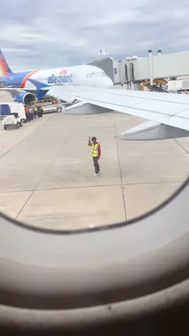 He’s got tricks! #allegiant #airline #orlando #orlandosanfordairport #airport  
