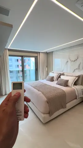 Projeto: @faninteriordesign - Suíte Master. Cortina de Tecido Motorizada de Linho, Com Forro de Tergal, Modelo: Wave - Trilho Motorizado WI-FI. Cortinas de tecido motorizadas que unem estética impecável e funcionalidade moderna!  Automação: @nano.smarthome  O que acharam dessa suíte master?