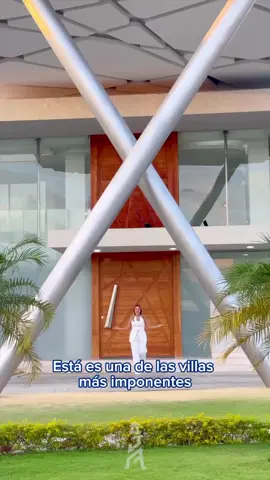 Conjunto Residencial LAS VILLAS en la ciudad de Lechería, te invita a descubrir una joya arquitectónica: una espectacular villa que combina lujo y confort en un amplio terreno de 1394 m² y 718 m² de construcción. ¡Tu sueño de vivir en un paraíso privado está a solo un paso! En la Planta Baja, disfrutarás de: • 2 acogedoras habitaciones, perfectas para el descanso. • 3 elegantes baños, diseñados para brindar comodidad y estilo. • Amplias áreas de sala, cocina y comedor, ideales para compartir momentos inolvidables con familia y amigos. La Planta Alta es un verdadero refugio de tranquilidad: • Una impresionante habitación principal que cuenta con vestidor y un relajante jacuzzi, ¡el lugar perfecto para desconectar! • 3 habitaciones adicionales, cada una con baño interno y vestidor, garantizando privacidad y confort para todos. • Un baño de visita elegante. • Un family room que se convierte en el espacio ideal para disfrutar de películas o juegos en familia. • Climatización eficiente con 4 unidades de aire acondicionado de 5 toneladas, asegurando un ambiente agradable todo el año. Exteriormente, la villa ofrece: • Una encantadora área de parrillera, perfecta para tus asados al aire libre. • Una piscina interna con solarium, donde podrás relajarte y disfrutar del sol en total privacidad. • Planta eléctrica que garantiza el funcionamiento ininterrumpido de toda la casa. • 2 puestos de estacionamiento internos cubiertos con puertas eléctricas y 7 adicionales descubiertos para tus visitas. • Sistema de cámaras y alarma para tu tranquilidad, además de una garita de vigilancia que brinda seguridad las 24 horas. • Jardines exuberantes que rodean la propiedad, creando un ambiente sereno y natural. • Área de muelle con capacidad para embarcaciones de popa de hasta 45 pies, ideal para los amantes del mar. No pierdas la oportunidad de hacer de esta villa tu nuevo hogar. ¡Contáctanos hoy mismo y vive la vida que mereces!  👩🏼Helen Díaz  🏠Asesor Inmobiliario El Faro Bienes Raíces  📱0424-8526502