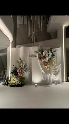 Cùng team lên ý tưởng cho ngày cưới với concept decor cùng tone màu chủ đạo trắng và những dải vải tạo nên một backdrop sang trọng.