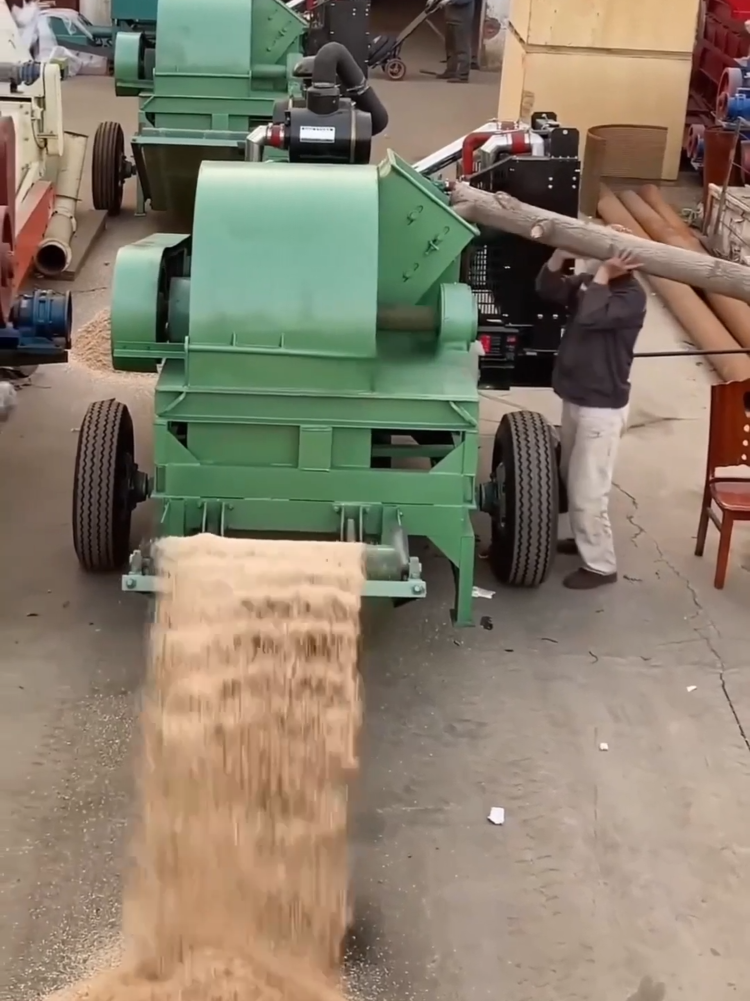 Wood crusher is an advanced fine crushing equipment, mainly used to process wood, branches and other raw materials into wood chips, wood chips or wood powder#Camphorwoodcrusher #treewoodcrusher #treemushroomcrusher #treemushroommaterialcrusher #treesawdustcrusher #treeedgemill #treeheadmill #treebranmill #treemulti-functionmill #treedoublerotormill