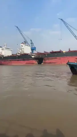 Such a huge hole, just how powerful was the impact force that caused it?#ships 