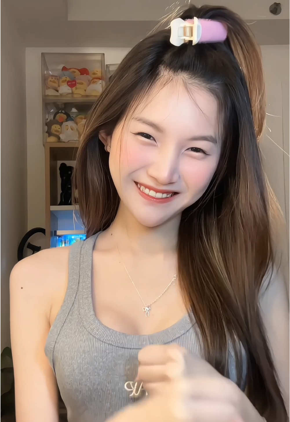ใส่เสื้อสีเทาค่ะ