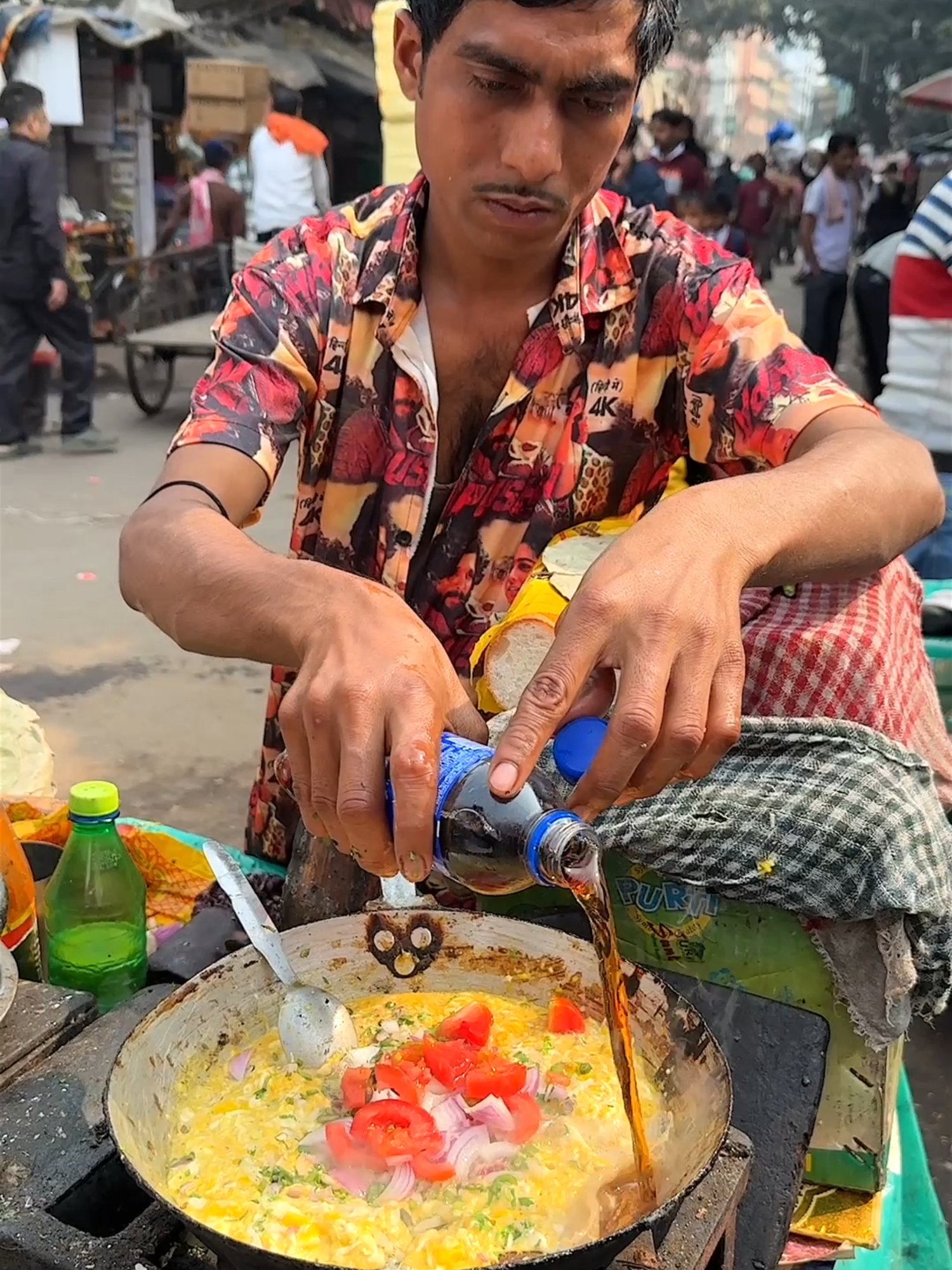 Crazy Egg Omelette Made with Pepsi Cola in India - Indian Street Food 📍 Kolkata in India #omelette #indianfood