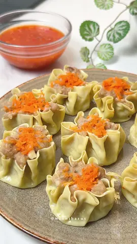 Resep Dimsum Ayam Ini cemilan ku kemaren… Kalau bikin sendiri tuh enak rasanya, trus dapat agak banyak juga.. Untuk saos nya juga aku bikin sendiri, enaaak… Dimsum Ayam Bahan : 400 gr paha ayam 100 gr kulit ayam 5 siung bawang putih goreng 1 butir putih telur 100 gr tepung tapioka 1 sdt garam 1 sdt kaldu bubuk 1 sdt merica bubuk 1 sdm saos tiram 1 sdm kecap asin 1 sdm minyak wijen 1 buah wortel parut utk toping Secukupnya kulit dimsum Bahan saos : 3 bawang putih 1 bawang merah 4 cabe merah keriting 4 cabe rawit oren 8 sdm saos sambal 250 ml air 1 sdt garam 1 sdt kaldu bubuk 1 sdt gula 1 sdm cuka Untuk saos nya jangan lupa koreksi rasa yaa, kalau asin nya belum pas tambahin lagi garamnya. Pokoknya sesuai selera.. Masak sampai saos nya mengental. Kalau kurang kental bisa ditambah larutan maizena dan air.. Cara masak nya lengkap ada di video yaa.. Jangan lupa bikin juga dan semoga suka yaa, teman2 ❤️ Jangan lupa follow @winnibarus untuk resep2 lainnya 🥰🥰 #dimsumayam #resepdimsum #resepdimsumayam #dimsum #siomay #ideresepcemilan #resepmakanan #ideresepmasakan #idejualan #masakanpedas #resep #resepmasakan #reseprumahan #resepsederhana #masaksimpel #masakansederhana #masakanrumahan #masakan #resepnusantara #resepsimpel