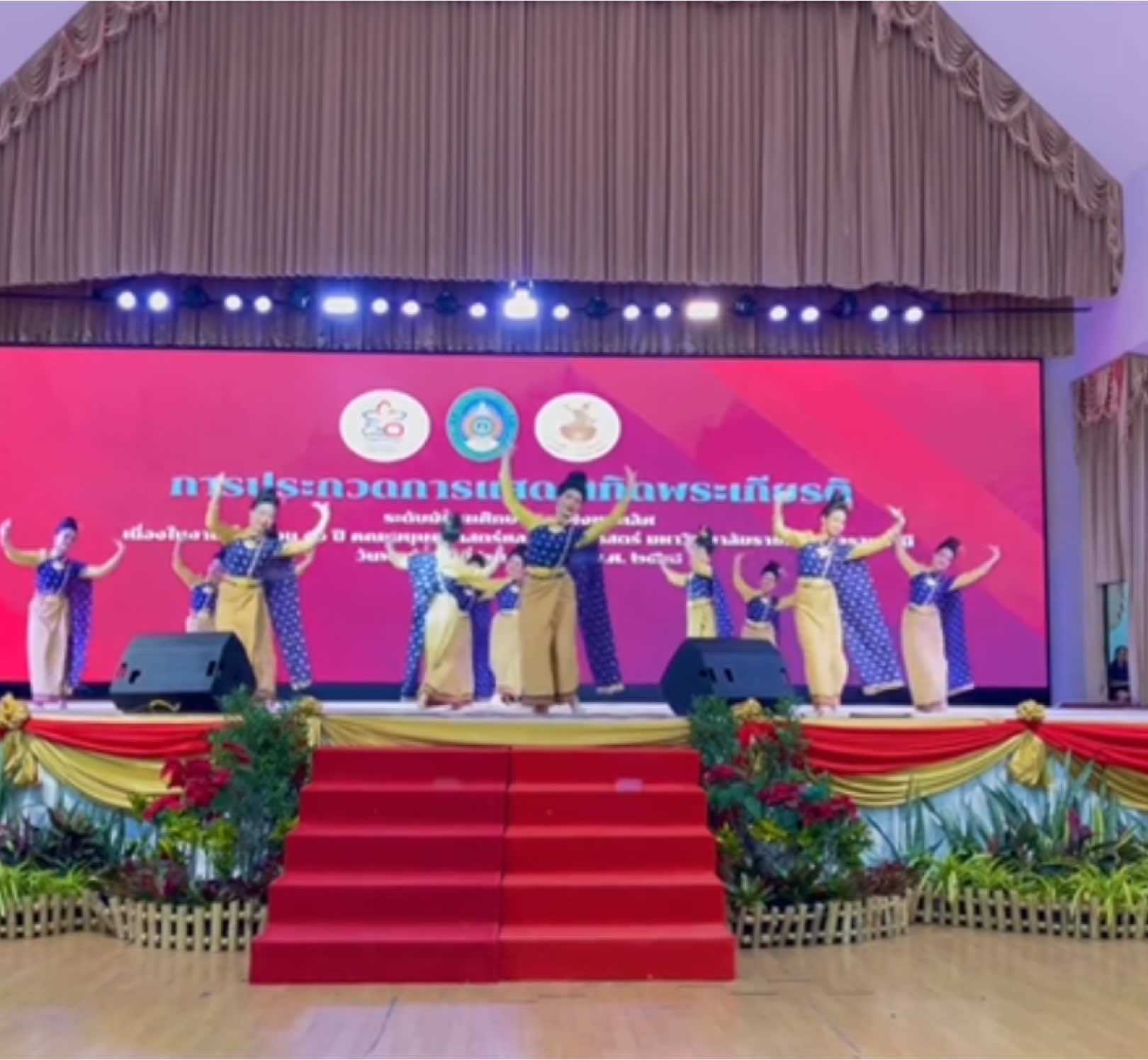 ฟ้อนเฉลิมพระเกียรติ 72 พรรษา มหาวชิราลงกรณ  รางวัลชนะเลิศ🏆   การประกวดการแสดงเทิดพระเกียรติ เนื่องในงานครบรอบ 50ปี  คณะมนุษยศาสตร์และสังคมศาสตร์   มหาวิทยาลัยราชภัฏอุบลราชธานี  แสดงโดย นักเรียนชุมนุมนาฏศิลป์โรงเรียนเบ็ญจะมะมหาราช💚❤️   #วาดท่าแม่วราง #นาฏศิลป์เบ็ญจะมะมหาราช #วงโปงลางบัวอุบล #ไม่เป๊ะแม่ไม่ปล่อย #วงโปงลางเบ็ญจะมะมหาราช 