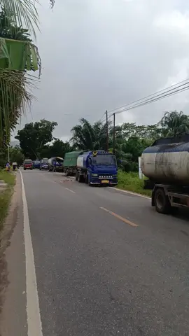 TKP Peladis Anjungan 24/01/2025. Kronologi mobil expedisi kehabisan ban dari kemarin tgl 23/01/2025, tadi malam di tabrak mobil CPO #anjunganmempawahkalbar  #anjunganinformasi  #kalbar  #lakalantas  #cpo  #expedisi 