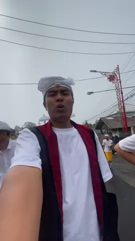 Puncak Pelebon Dane Jero Gede Batur Alitan ' hujan tidak menyurutkan niat kami ngayah terakhir kalinya untuk Palinggih Dane 🙏🏼🙏🏼🙏🏼 #kenmalek 