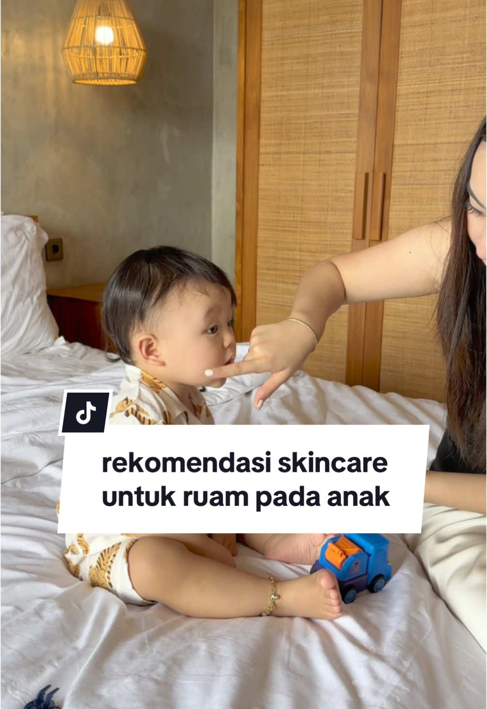 mau sungkem sama yang nyiptain balm ini 🙌🏼 aku udah bolak balik cobain banyak jenis lotion buat baby, tp ga ada yang cocok di kulit anakku...  sejak pakai Beeme Nourishing Balm @Beeme Official aku udah ga worry lagi klo ruam muncul, karena cukup oles tipis aja, ruam kemerahannya langsung membaik 🥰  #sediabeemedirumahmu #smartparentpakebeeme #beemenourishingbalm #reviewskincarebayi #reviewbeeme #ruampadabayi 
