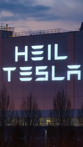 🚨 Shocking Scene at Tesla Grünheide! 🚨 Activists project bold visuals onto Tesla’s factory with a controversial twist! 😳 What’s your take on this? Let’s discuss! 👇 🔥 #TeslaNews #ViralProjection #BreakingNews #StayInformed #TechDrama