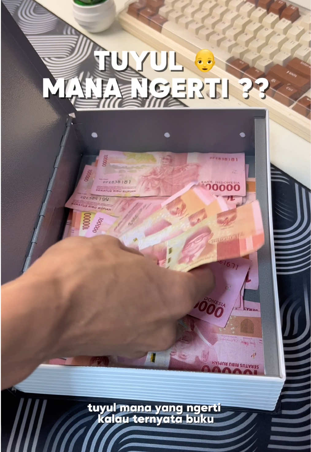 Membalas @Hesionebom Kalau nyimpen barang berharga di brankas bentuk buku kaya gini kayanya tuyul juga ga ngeh 😅, brankas buku ini dilengkapi kunci juga, jadi ga gampang dibuka, brankas buku ini dari deket juga keliatanya kaya buku kamus biasa. 🤗 #brankas #brankasbuku #brankasbentukbuku #brankasuang #brankasbesi #brankasuangpribadi #cuantanpabatas 