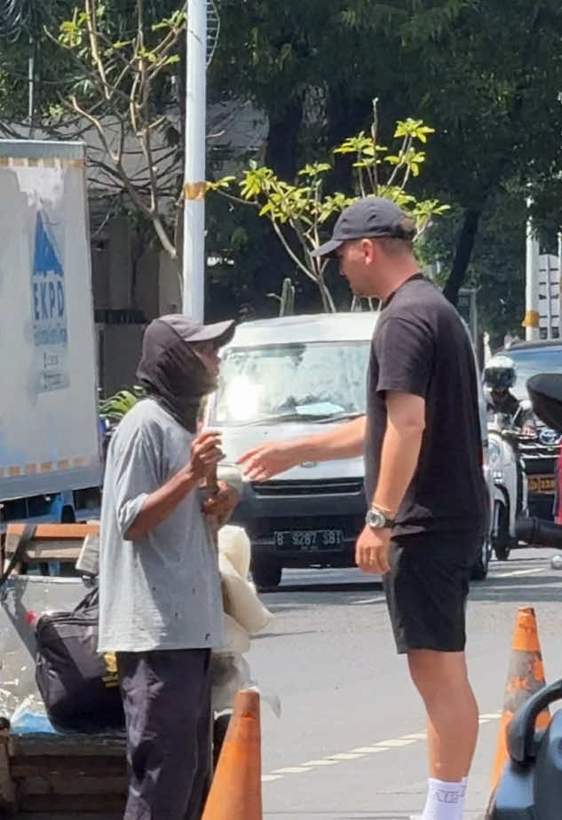 SAYA BUAT EKSPERIMEN SOSIAL LAGI DI JAKARTA  KALIAN PIKIR AKAN ADA YANG BANTU SAYA KALI INI? 🥺🙏🏼 #mrterimakasih #socialexperiment #jakarta #indonesia #fyp #goviral #fypage 