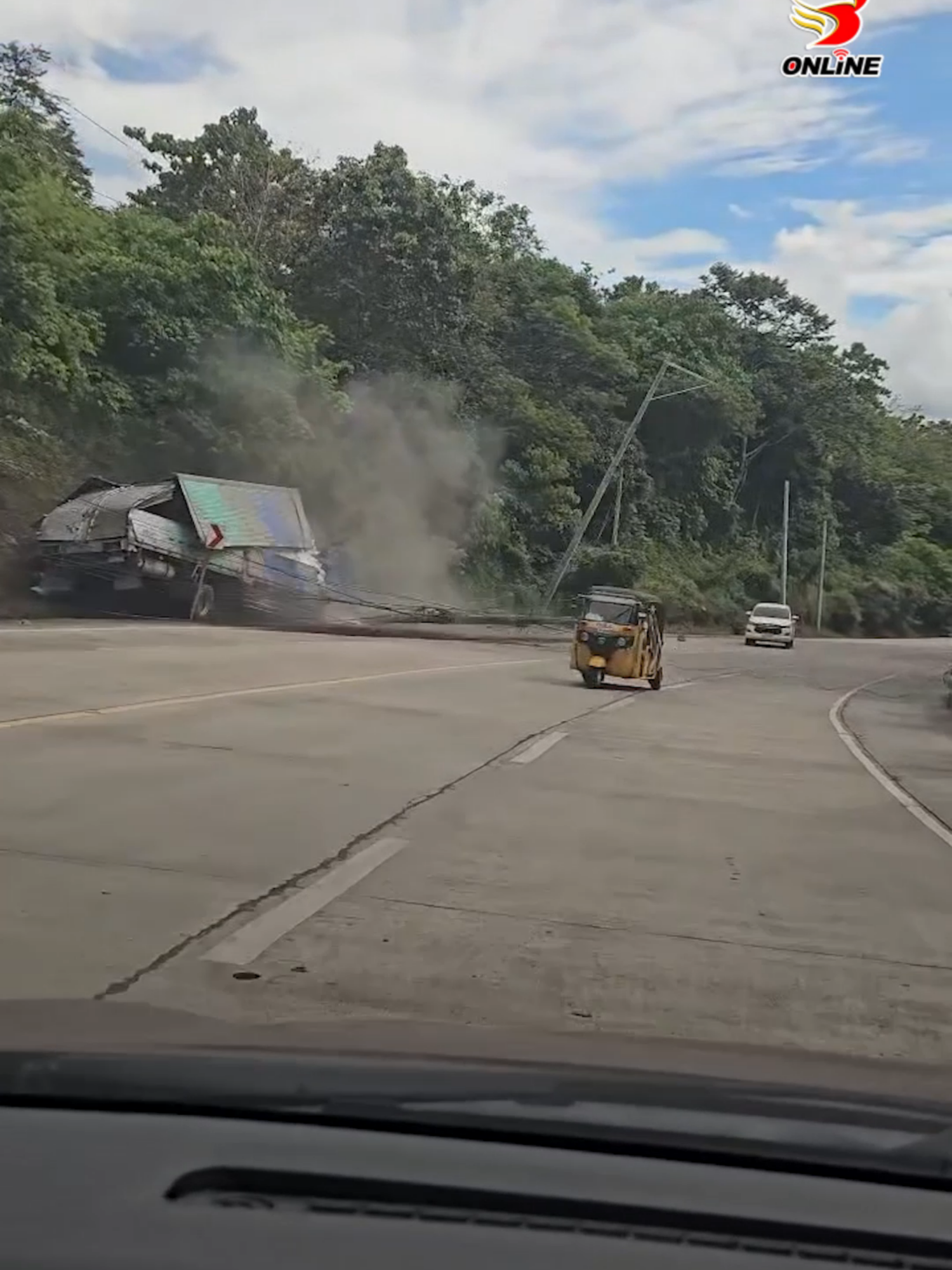 WARNING GRAPHIC CONTENT! Isang truck na may kargang soya beans ang sumalpok sa poste sa Marilog, Davao City, alas 2:00 kanina, Enero 24. Nasamay sa aksidente ang isang sasakyan matapos matumbahan ng poste. Ang pangyayari nakunan g video ni JM Aleria. #BrigadaPH #fyppp #SocialNewsPH #fyf