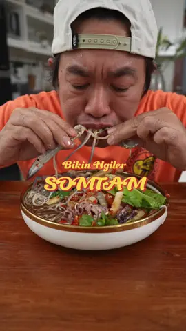 #BikinNgiler Somtam!! Makanan Thailand yang katanya salad, tapi kok menurut gw kaya rujak kuah ya…  Rasanya tuh asem, pedes, manis, gurih campur jadi satu! Kalo yang gw makan ini dalemnya ada berbagai macam seafood fresh, sayur san buah!! Kalo mau cobain pesen jangan yang terlalu pedes deh, kalo yang gw makan sedang tapi rasanya pedas banget hahahaha…. 📍 Namanya Quinn Kitchen Cakung, Sedayu city  Onlinenya di Kelapa Gading #kuliner #Somtam @Quinn Kitchen 