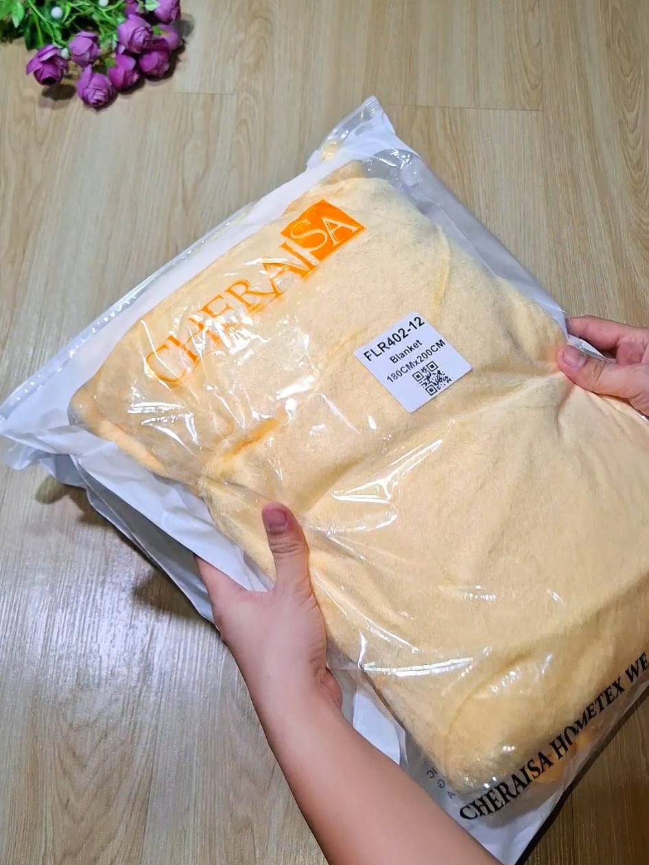 Affordable pero maganda ang quality! Super lambot at comfy ng kumot na'to. Marami pa silang kulay at sizes na available! Check out na sa yellow basket👆👆👆  #blanket #kumot #microfiberblanket #softblanket 
