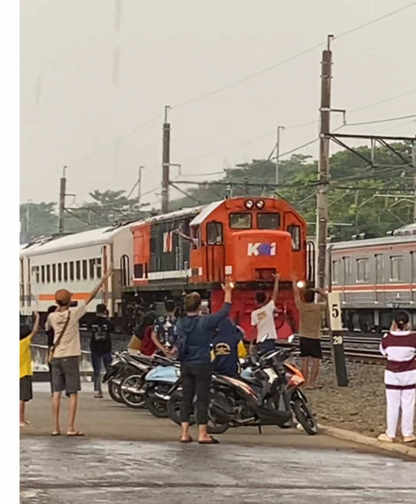 balap ges #railway #railways #railfan #fyp  #fypシ #railfans #video #kereta  #kai #kai121 #viral #4u #rnb #i 