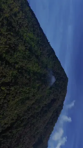 Selain menawarkan keindahan bawah lautnya, Manado tua juga menawarkan keindahan gunungnya, setelah selesai tracking di gunung kita bisa relax di pantainya sambil snorkeling atau diving, inilah keunikan dari manado tua. Oh iya Manado tua juga masuk dalam kawasan Taman Nasional Bunaken.  #manadotua #sulawesiutara